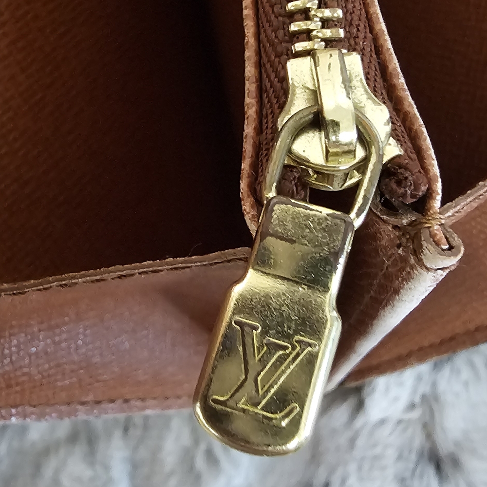 Louis Vuitton Monogram Black and Brown Sarah Wallet - Picture 11 of 16